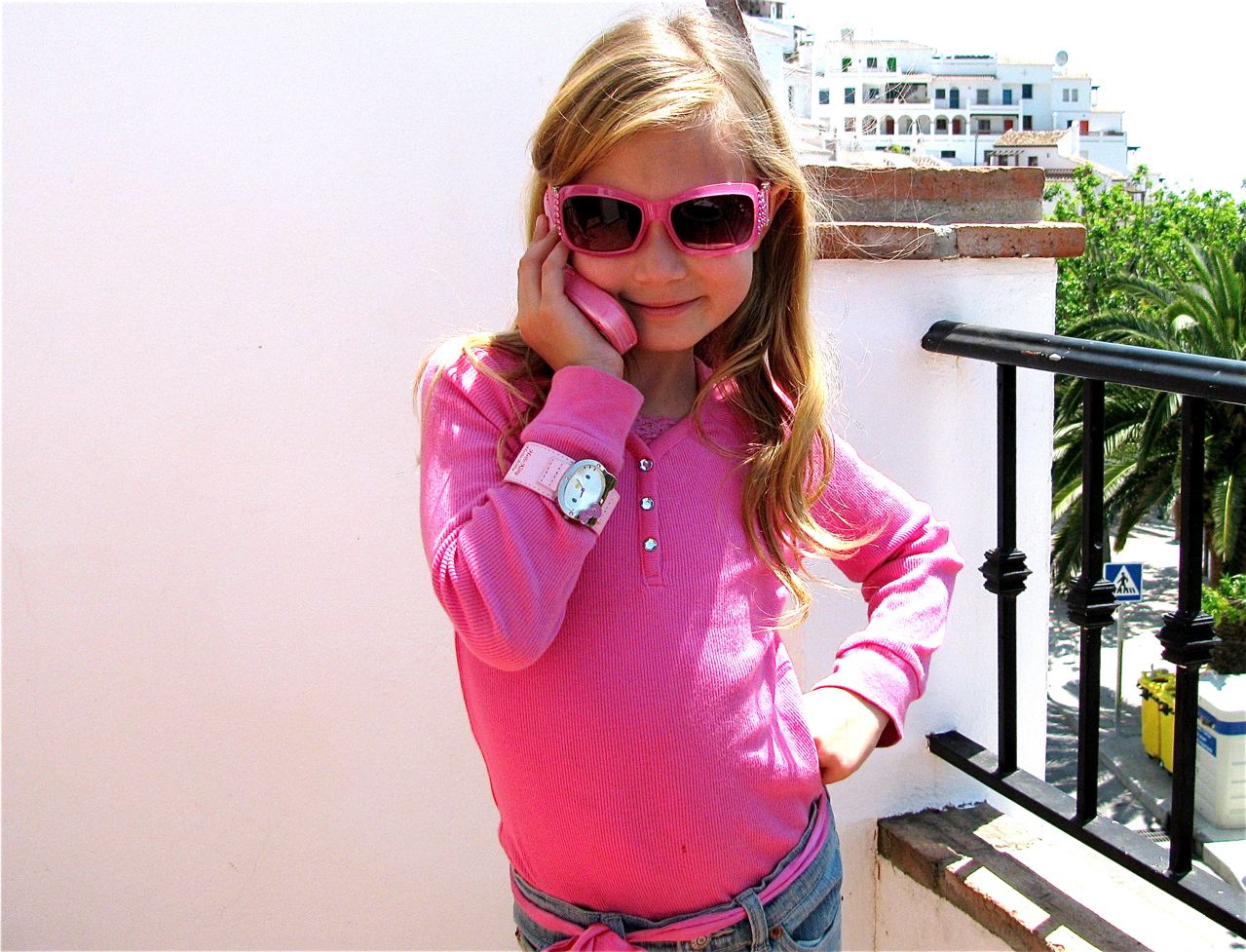 fashinista world traveling pink phone, sun glasses, Spain, beauty, girl, tween fashinista world traveling pink phone, sun glasses, Spain, beauty, girl, tween